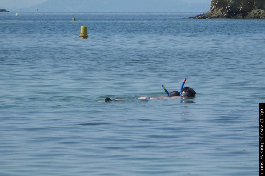 Nicolas et Alex font du snorkeling à la Plage de la Palud. Photo © André M. Winter
