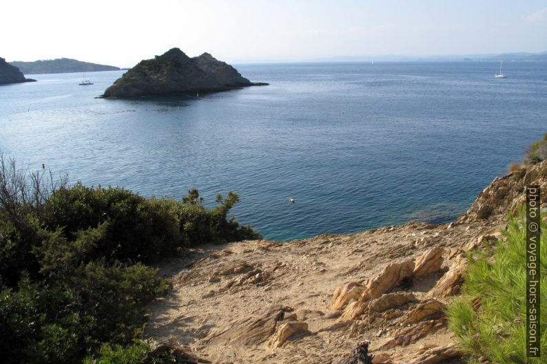 Baie de la Palud avec le Rocher de Rascas. Photo © Veronika Schnablegger