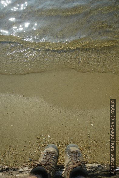 Chaussures de randonnée sur la Plage de la Palud. Photo © André M. Winter