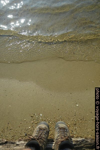 Chaussures de randonnée sur la Plage de la Palud. Photo © André M. Winter