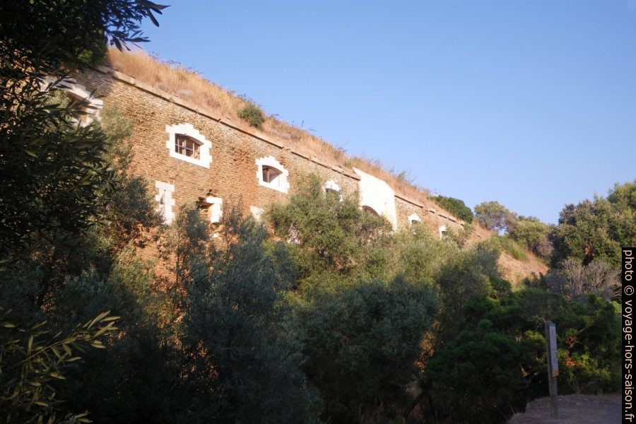 Caserne de siège du Fort de l'Éminence sur Port-Cros. Photo © André M. Winter