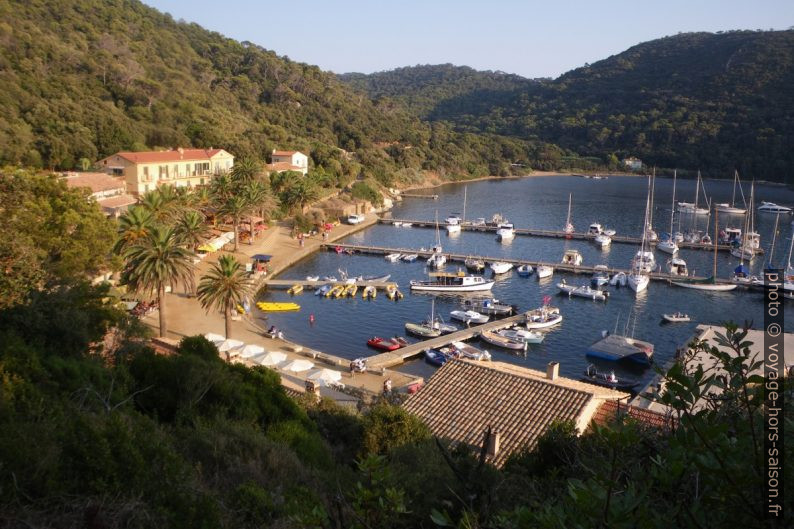 Port et village de Port-Cros. Photo © André M. Winter