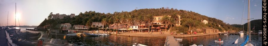 Panorama du port et village de Port-Cros. Photo © André M. Winter
