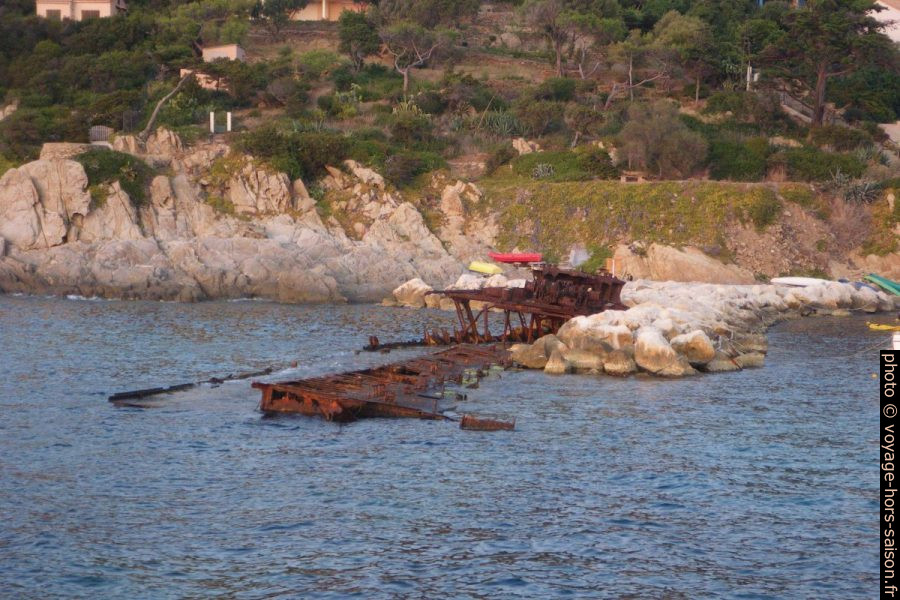 Reste de la coque du Benzène à l'Ayguade du Levant. Photo © André M. Winter