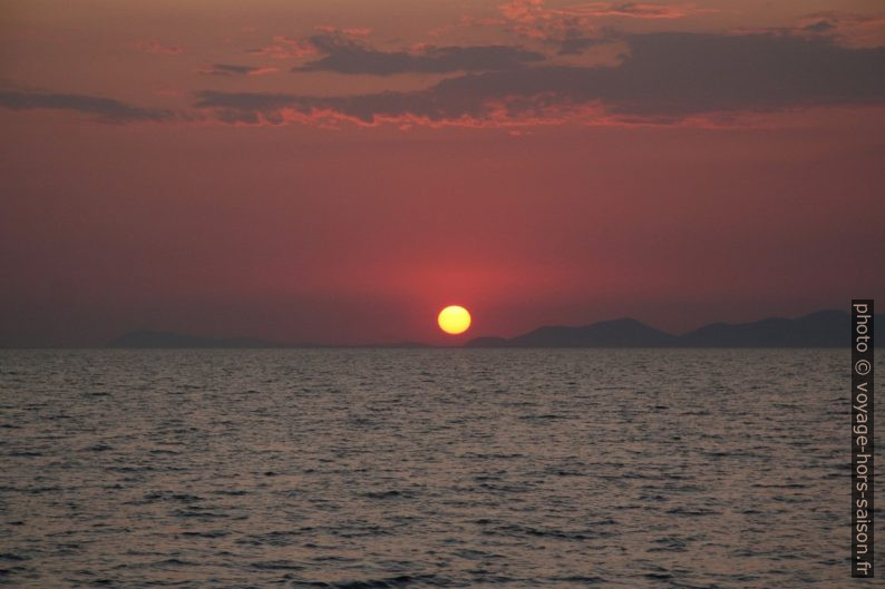 Coucher de soleil au-dessus de la Rade de Toulon. Photo © André M. Winter