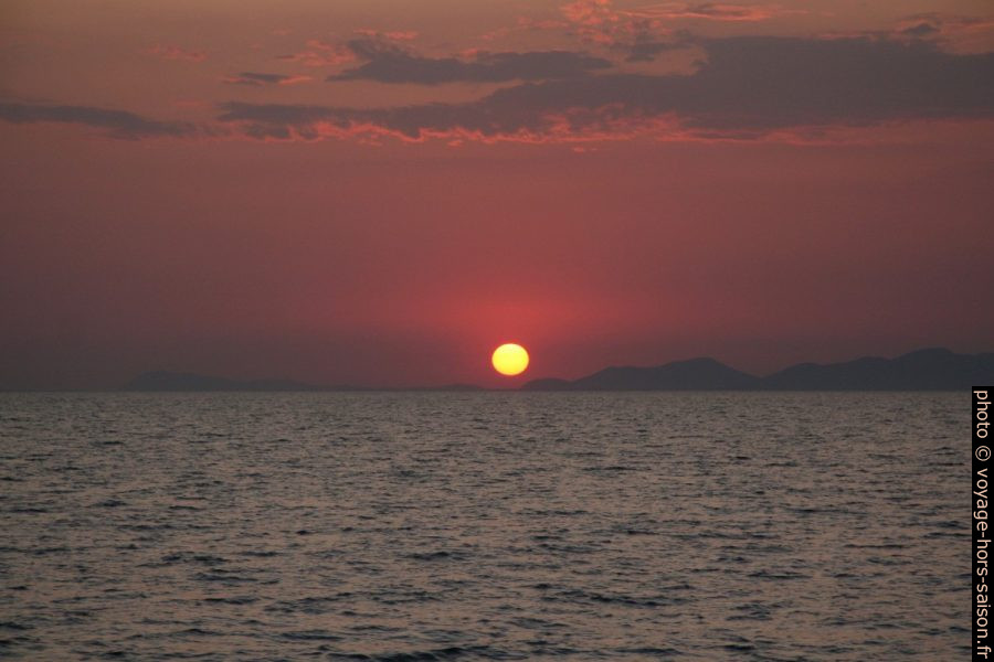 Coucher de soleil au-dessus de la Rade de Toulon. Photo © André M. Winter