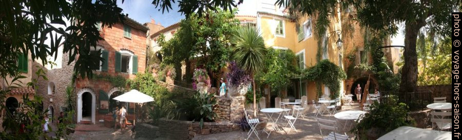 Place sur la Rue des Sarrazins à Bormes-les-Mimosas. Photo © André M. Winter