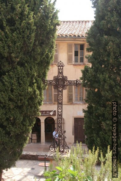 Croix en fer forgé devant l'église Sainte-Trophyme à Bormes. Photo © André M. Winter