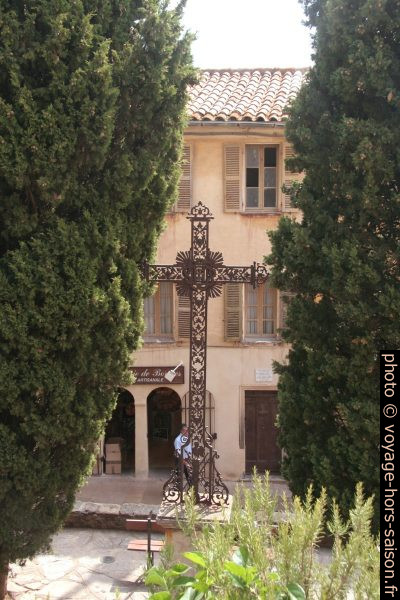 Croix en fer forgé devant l'église Sainte-Trophyme à Bormes. Photo © André M. Winter