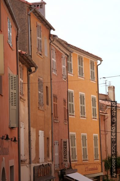 Maisons de la Rue Carnot à Bormes-les-Mimosas. Photo © Alex Medwedeff