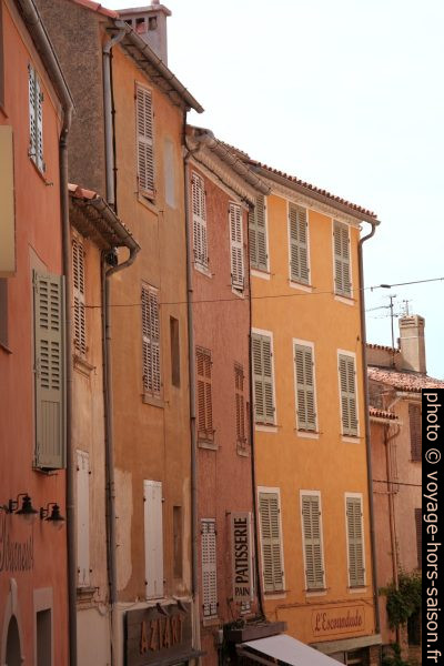 Maisons de la Rue Carnot à Bormes-les-Mimosas. Photo © Alex Medwedeff