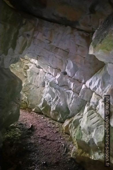Vue vers la sortie de la Grotte de la Cave Noire. Photo © André M. Winter