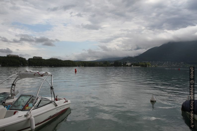 Vue vers la rive nord d'Annecy. Photo © Alex Medwedeff