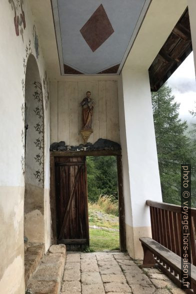 Porche de la chapelle des Sources. Photo © Alex Medwedeff