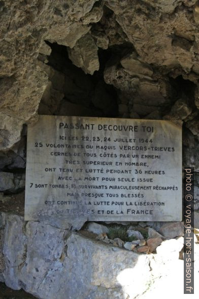 Plaque dans la grotte des résistants du Pas de l'Aiguille. Photo © André M. Winter