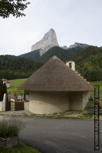 Chapelle St. Saturnin de Trézanne et le Mont Aiguille. Photo © Alex Medwedeff