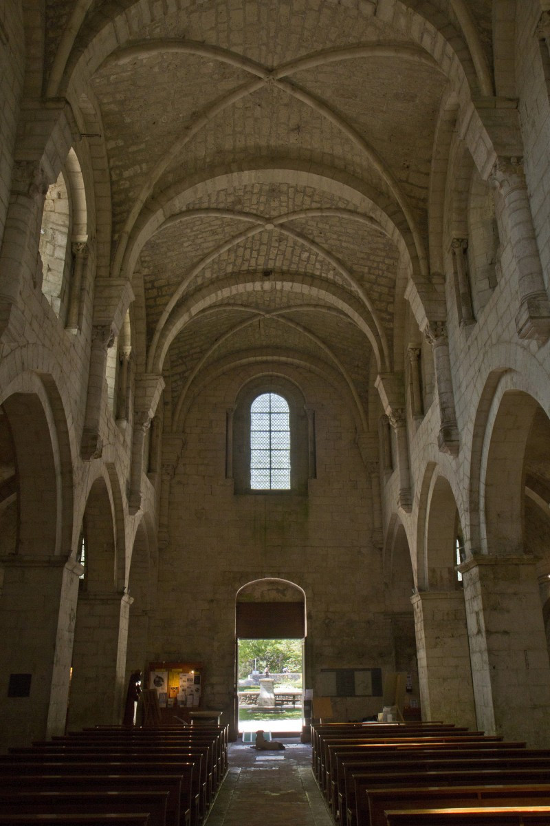 La nef de Léoncel aux élans pré-gothiques. Photo © Alex Medwedeff