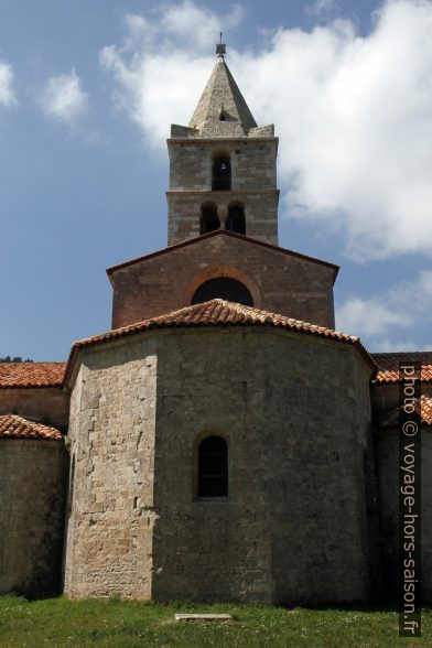 Chevet roman et clocher alpin de l'église abbatiale de Léoncel. Photo © Alex Medwedeff