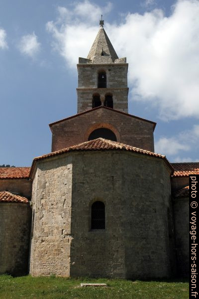 Chevet roman et clocher alpin de l'église abbatiale de Léoncel. Photo © Alex Medwedeff