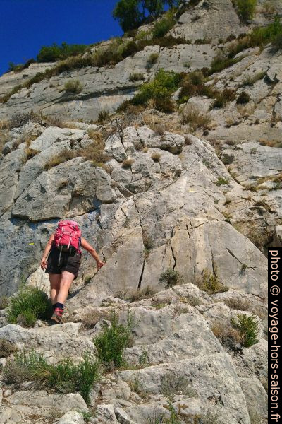 Alex dans la voie de montée après la grotte au centre de la photo. Photo © André M. Winter