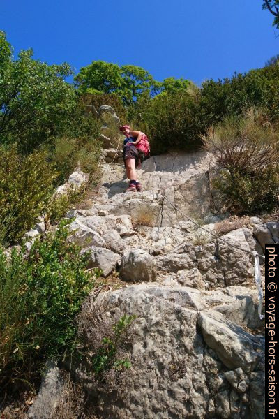 Alex dans le deuxième passage avec câbles sous la crête. Photo © André M. Winter