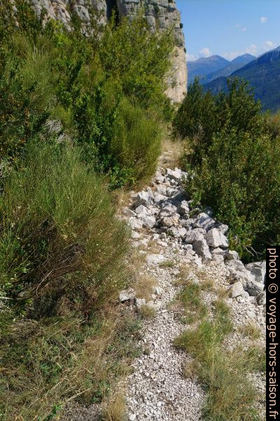 Chemin au pied de la paroi sud de la Montagne de Robion. Photo © André M. Winter