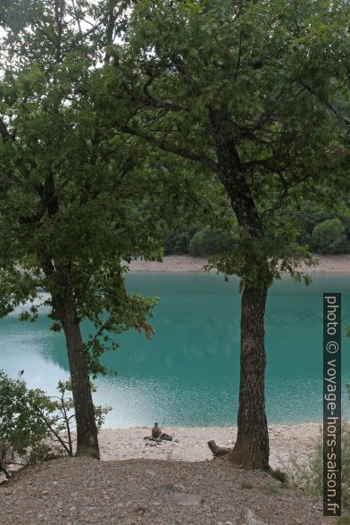 L'eau turquoise du Lac de Chaudanne. Photo © Alex Medwedeff