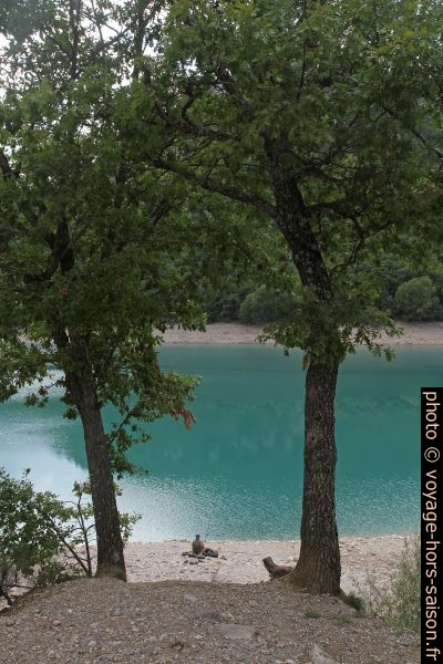 L'eau turquoise du Lac de Chaudanne. Photo © Alex Medwedeff