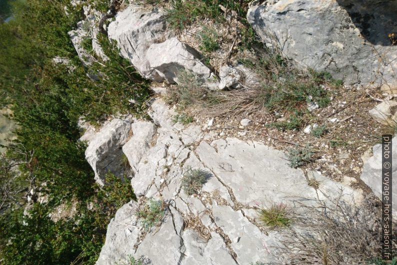 Descente en un lacet dans un creux rocheux. Photo © André M. Winter