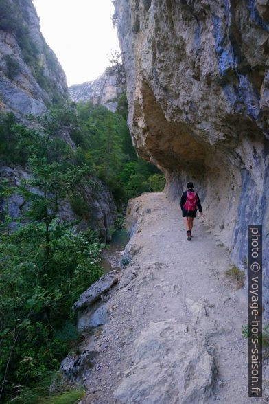 Chemin creusé dans la paroi rocheuse. Photo © André M. Winter