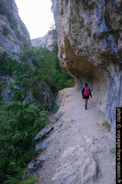 Chemin creusé dans la paroi rocheuse. Photo © André M. Winter