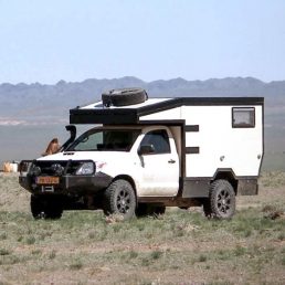 Pickup Toyota avec cabine rigide très plate. Photo @overlandsite