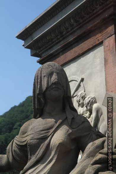 Statue de la Justice voilée. Photo © André M. Winter