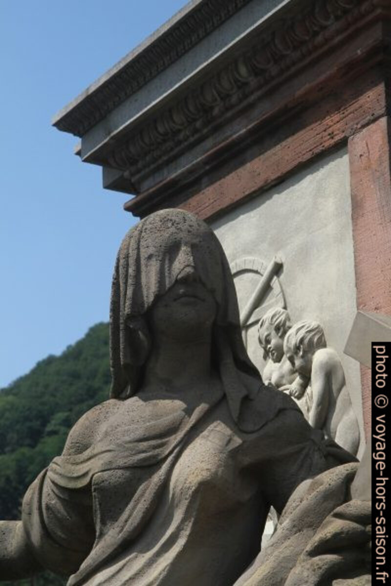 Statue de la Justice voilée. Photo © André M. Winter