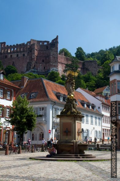 Place du Kornmarkt et les ruines du château. Photo © Alex Medwedeff