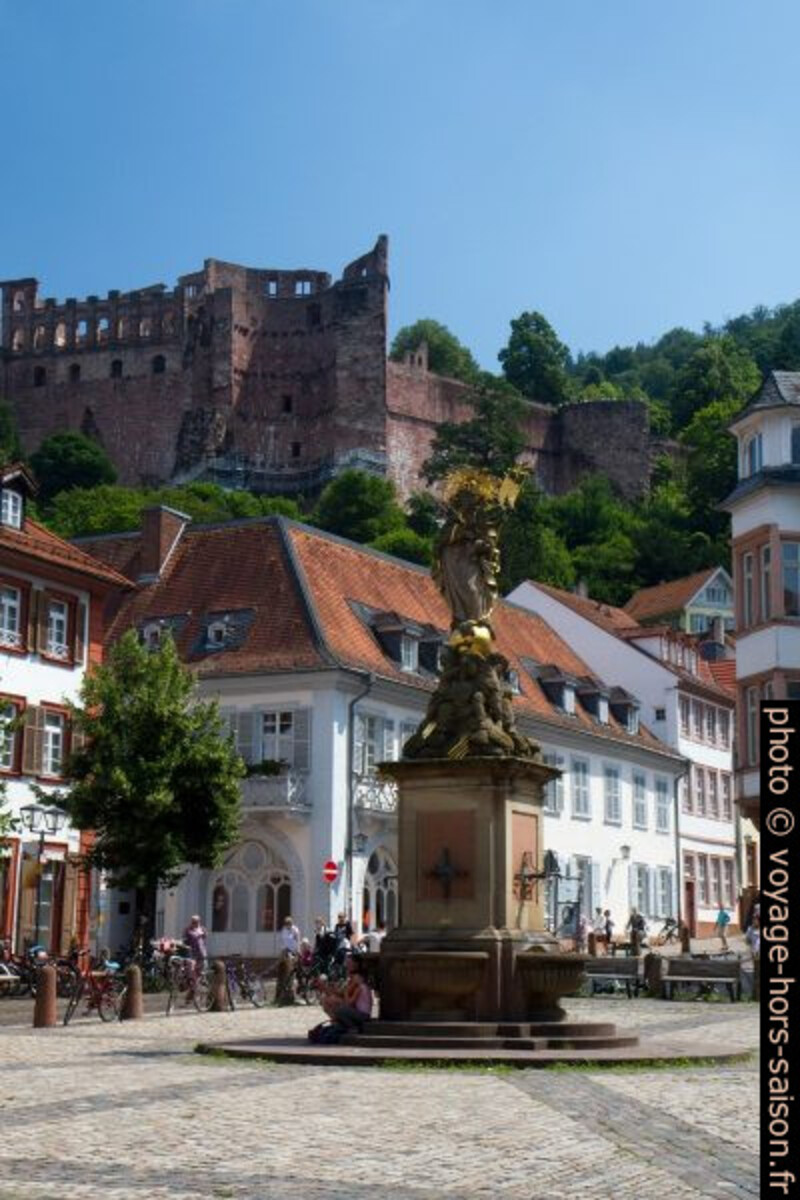 Place du Kornmarkt et les ruines du château. Photo © Alex Medwedeff