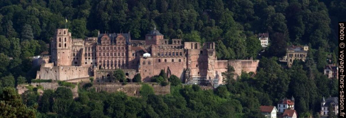 Le château de Heidelberg vu des collines au nord du Neckar. Photo © André M. Winter