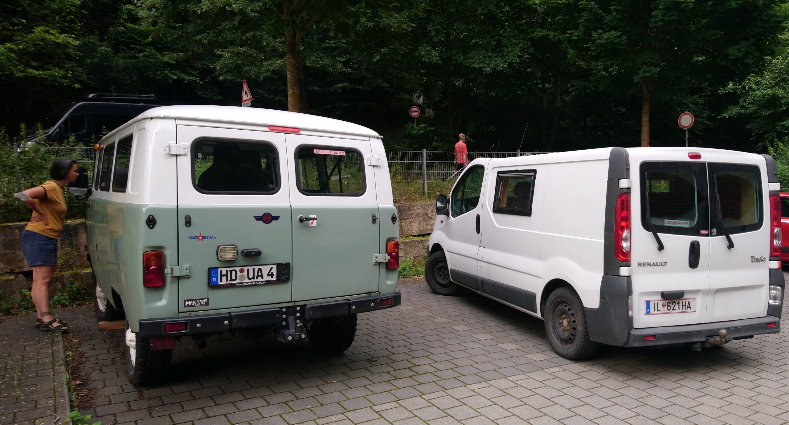 Un UAZ-452 récent et notre Trafic de 2007. Photo © André M. Winter