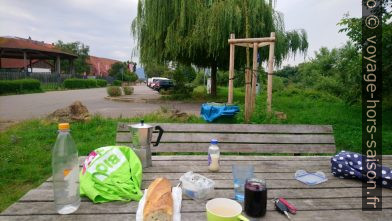 Notre petit-déjeuner pas du tous mis en scène vanlife. Photo © André M. Winter