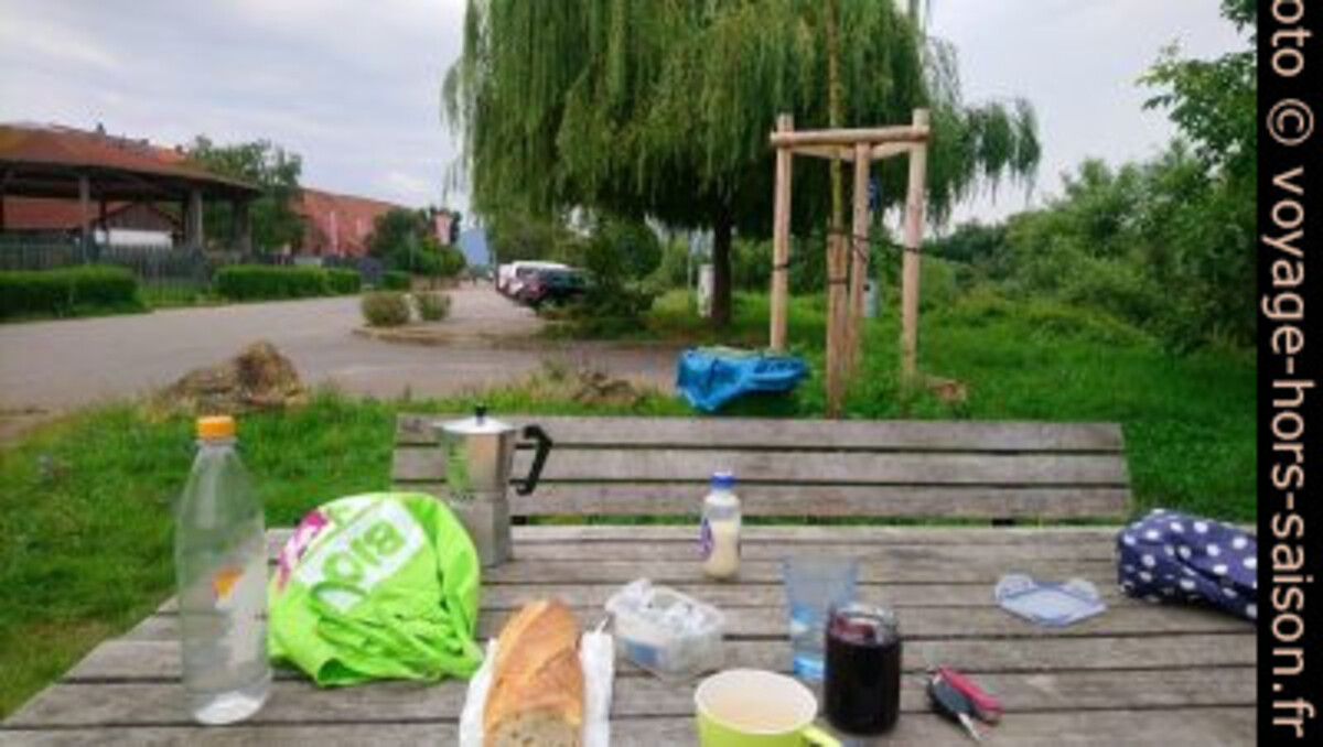 Notre petit-déjeuner pas du tous mis en scène vanlife. Photo © André M. Winter