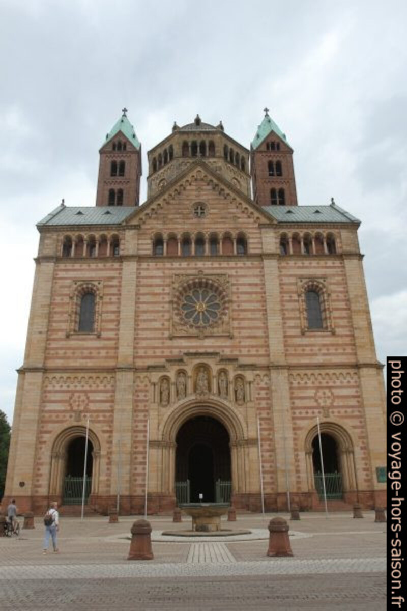 La façade principale de la cathédrale de Speyer. Photo © Alex Medwedeff