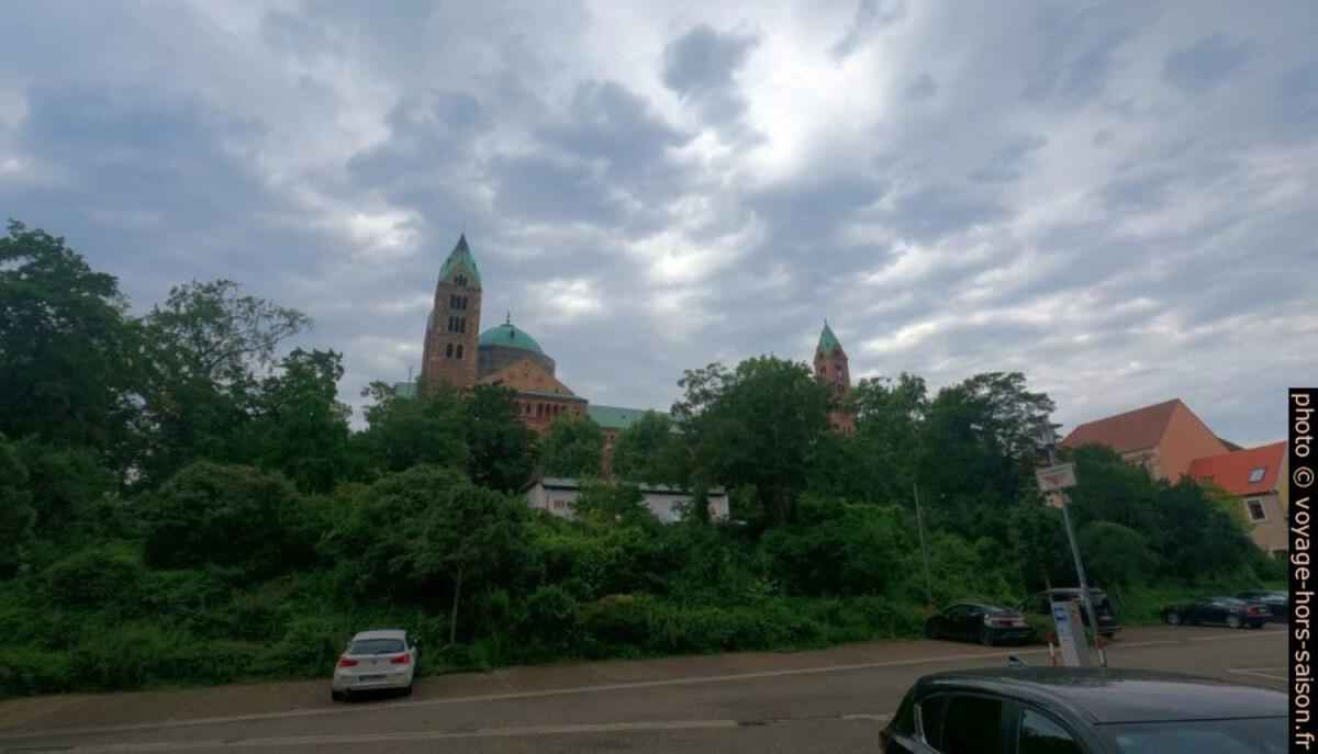 La cathédrale vue du parking. Photo © André M. Winter