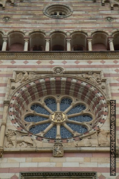 Rosette de la façade principale de la cathédrale de Speyer. Photo © Alex Medwedeff