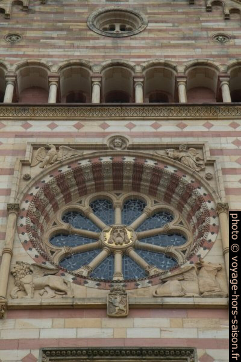 Rosette de la façade principale de la cathédrale de Speyer. Photo © Alex Medwedeff