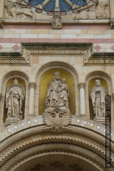 Statues de la façade principale de la cathédrale de Speyer. Photo © Alex Medwedeff