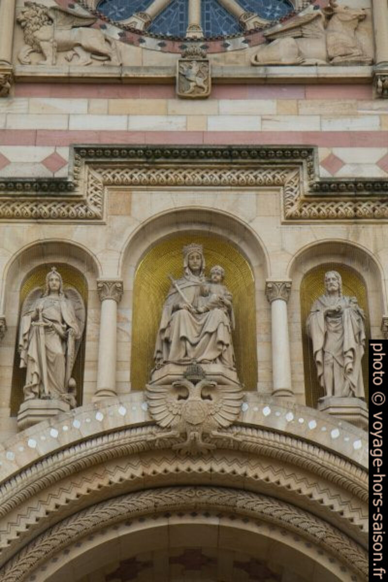 Statues de la façade principale de la cathédrale de Speyer. Photo © Alex Medwedeff
