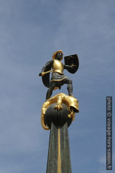 Statuette sur le fontaine de la place principale de Speyer. Photo © Alex Medwedeff