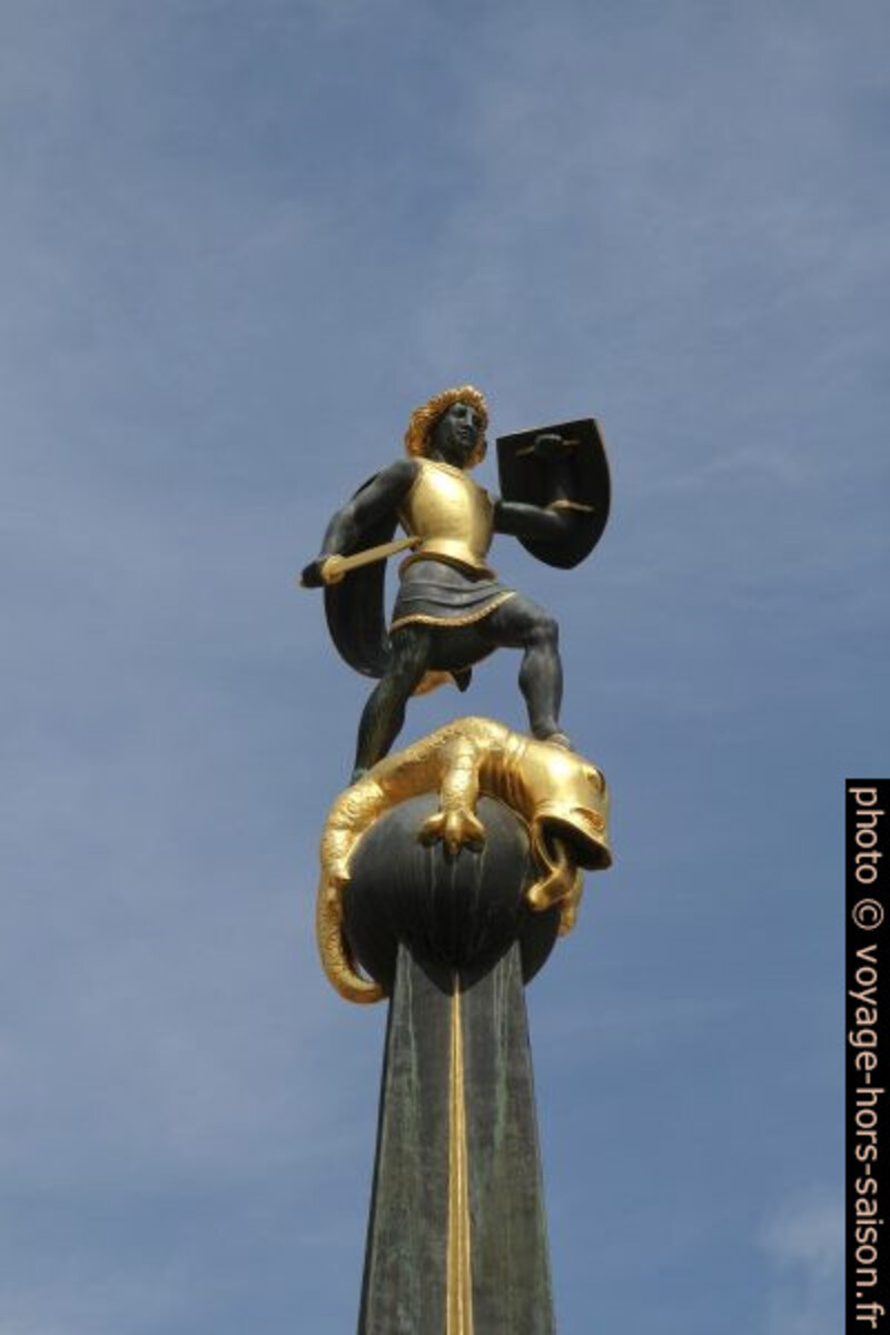 Statuette sur le fontaine de la place principale de Speyer. Photo © Alex Medwedeff
