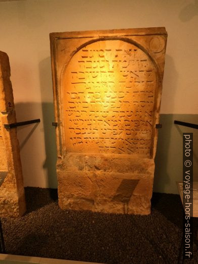 Une pierre tombale dans le musée juif de Speyer. Photo © André M. Winter