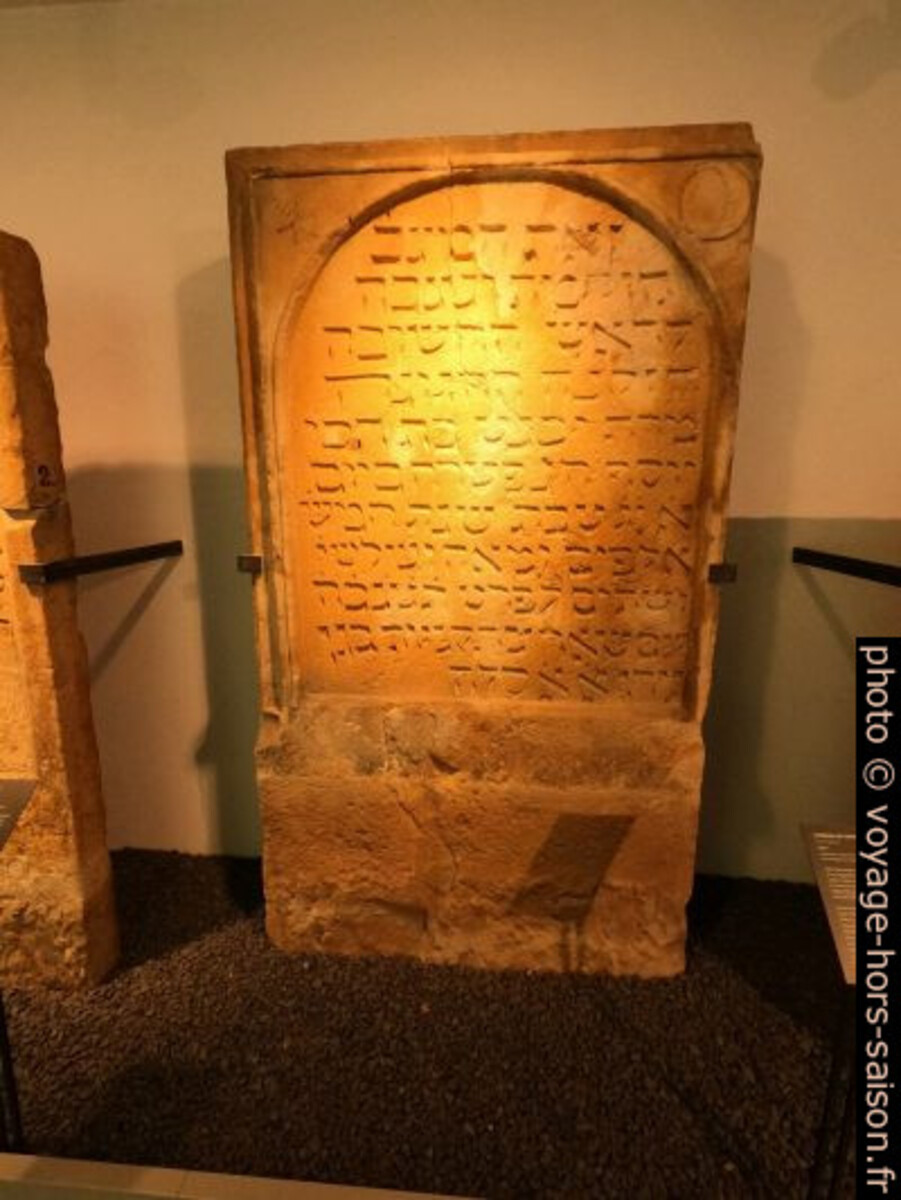 Une pierre tombale dans le musée juif de Speyer. Photo © André M. Winter